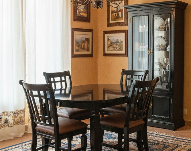 Mesa Florencia 4S con Sillas Roma Nogal con Vitrina Curio Doble - IA - 1.jpg