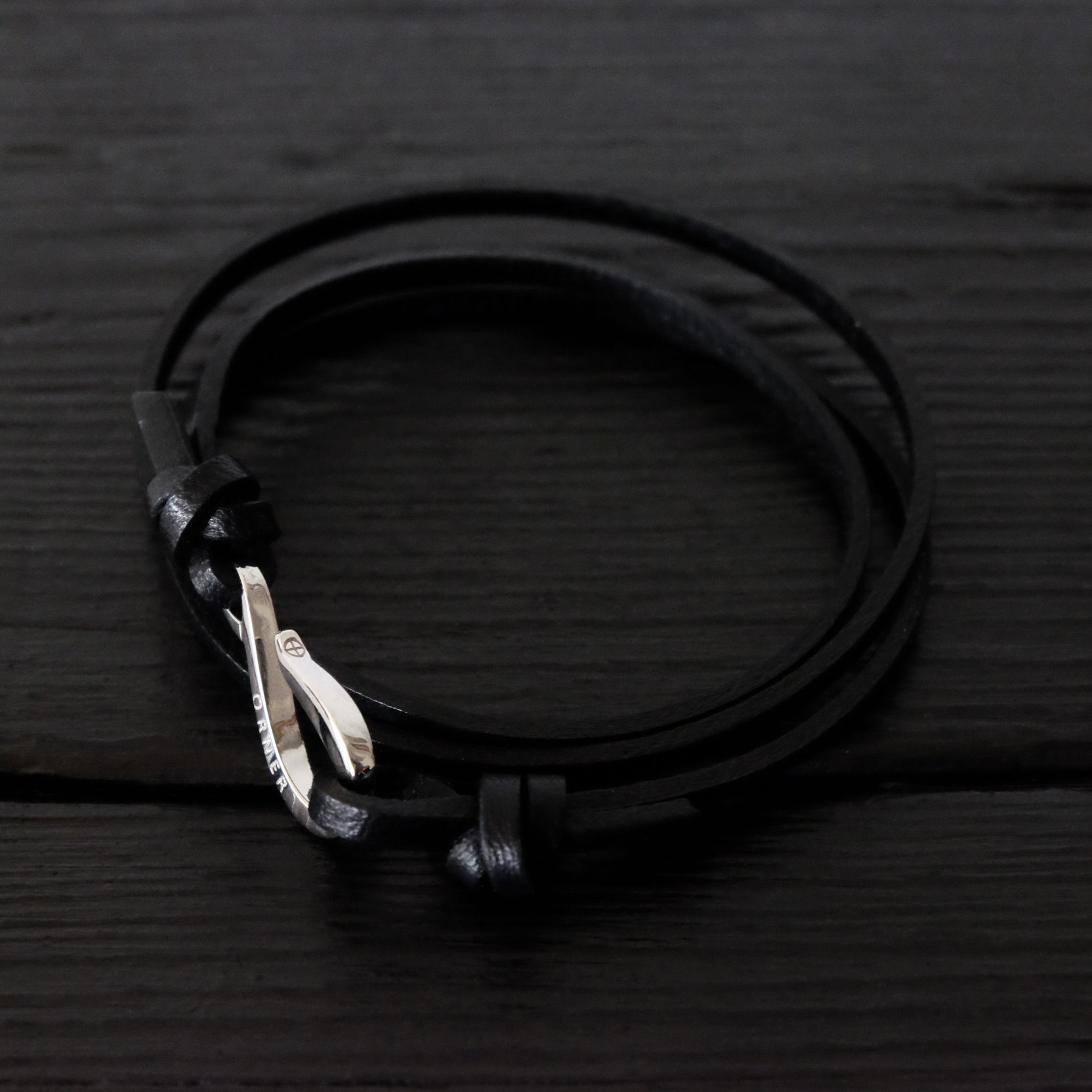 Bracelet cuir noir et crochet