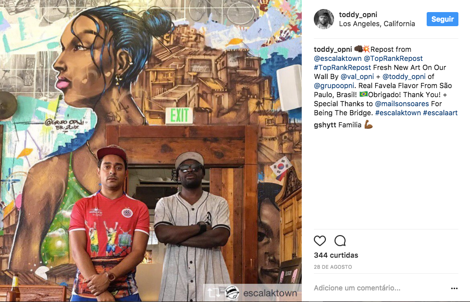 Toddy e Val após finalizarem o mural na parede do bar Escala K-Town, no bairro Koreatown de Los Angeles.