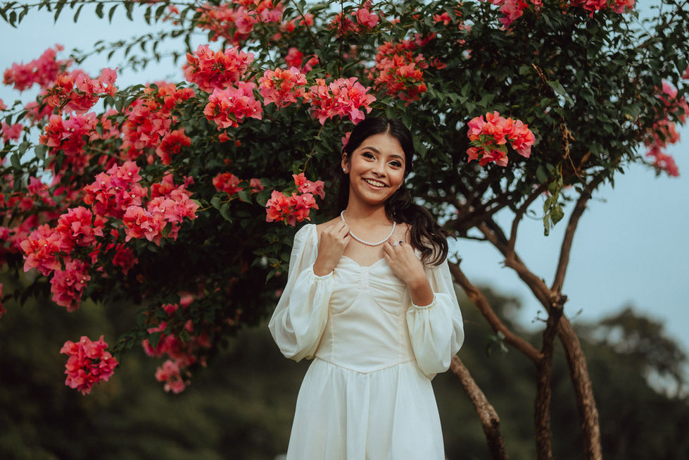 Sesión casual de quinceañera en lugar natural con flores