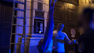 Szivárványzászlóval futott Novák Előd a rendőrök elől