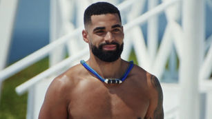 Ő az a meztelen fickó, aki nézők millióit tartja izgalomban