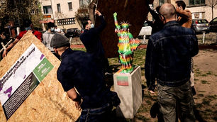 A Fidesz megmondóembere ledöntené a szivárványos BLM-szobrot