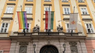 A főpolgármester is kitűzte a szivárványzászlót