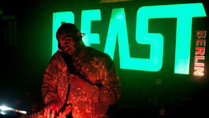 A parti témája bőr-fétis vagy csak simán meztelen