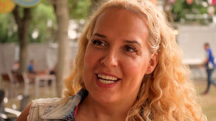 Mi van a lábad között?