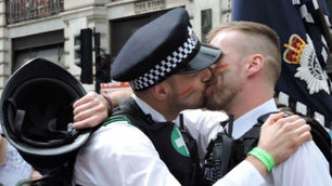 Kitiltanák a meleg rendőröket és katonákat a felvonulásról?