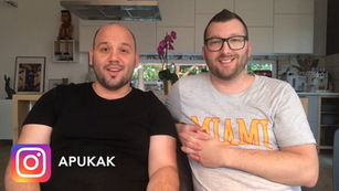 Az ikreket örökbefogadó meleg pár videója