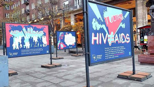 Plakátkiállítás nyílt a HIV-stigmák ellen a Madách téren