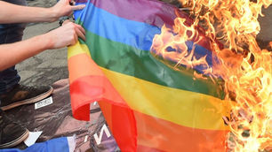 Felgyújtottak egy meleg férfit Lettországban