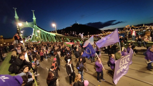 Több ezren az utcán: blokád és tüntetések a Pride betiltása ellen