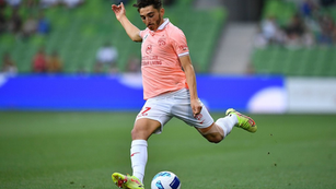 Európába költözik a szexi meleg ausztrál focista – Josh Cavallo új életet kezd vőlegényével