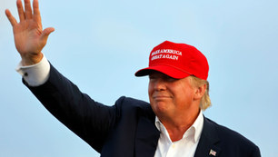 A Trump-adminisztráció 12 céget fenyeget a mellkas-leszorítók miatt