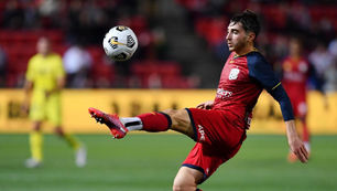 Halálos fenyegetést kapott a profi meleg futballista