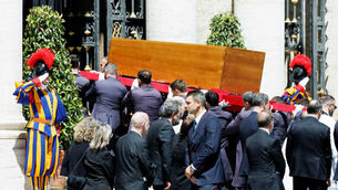 Transz emberek is búcsúztatták Ferenc pápát