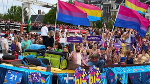 Ostorral és bőrruhában tiltakozott a Budapest Pride betiltása ellen egy holland aktivista