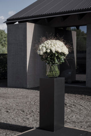 vaas met witte rozen op zuilen