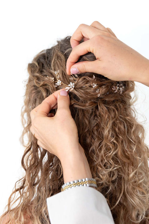 fijne haaraccessoires inwerken in het kapsel