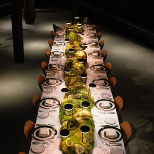 tafelaankleding met bloemen en groen