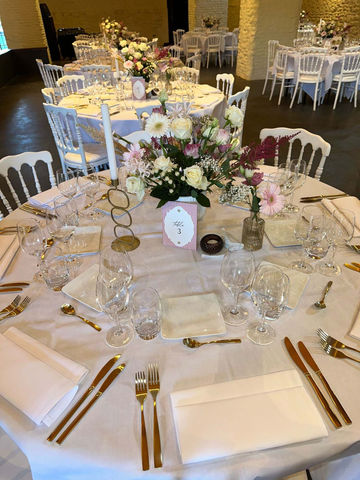 Feestelijk gedekte tafel met servies en decoratie