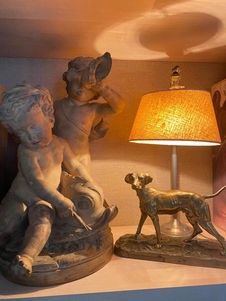 statuettes et lampe