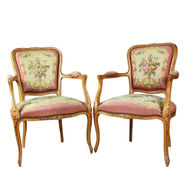 Armstoel met borduurwerk