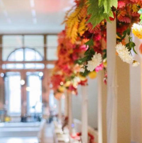 aankleden van feestzaal met bloemenguirlandes