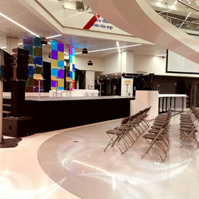 Opstelling van tafels en stoelen met schermen voor een productdemonstratie