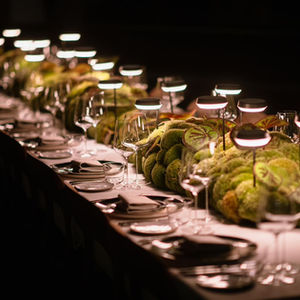 tafelaankleding met bloemen en groen