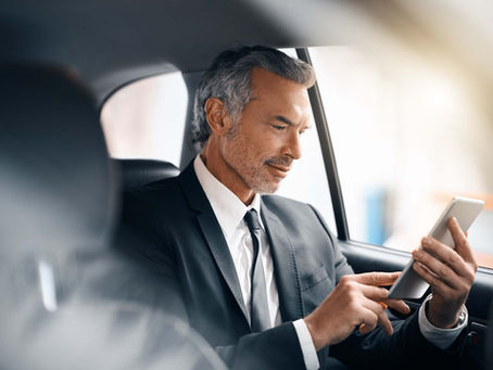 Homme d'affaires avec tablette dans un taxi