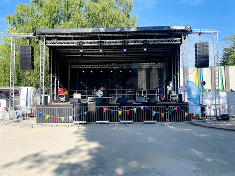 Opstelling podium met geluid en verlichting