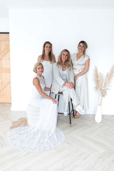 kapster poseert met drie bruiden