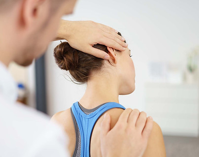 osteopaat behandelt een patiënt met nekpijn