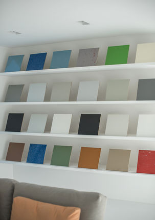 witte PU-gietvloer in moderne gezinswoning & showroom