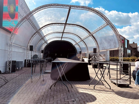 Overkapping met podium