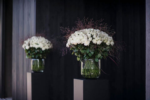 vazen met witte rozen op zuilen