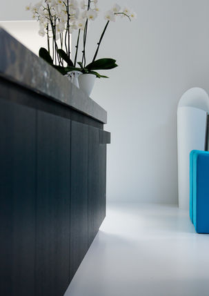 Strakke witte PU-gietvloer in gerenoveerde woning