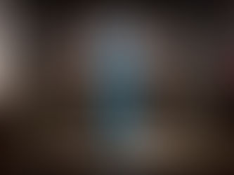 Une pompe d’évacuation d’eau dans une cave humide en béton.