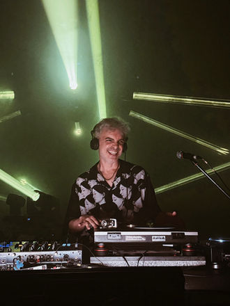 Noche de vinilos y groove en Deseo Club: Ale Sergi, Santi Martínez y Ana Hagen en modo curaduría