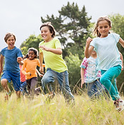 enfants et adolescents heureux, équilibrés, confiant à Saint Maximin