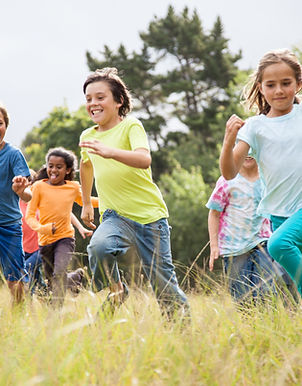 spielende Kinder auf dem Land