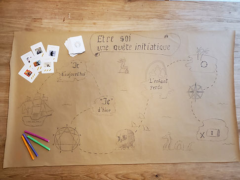 Carte au trésor, feutres et cartes.jpg