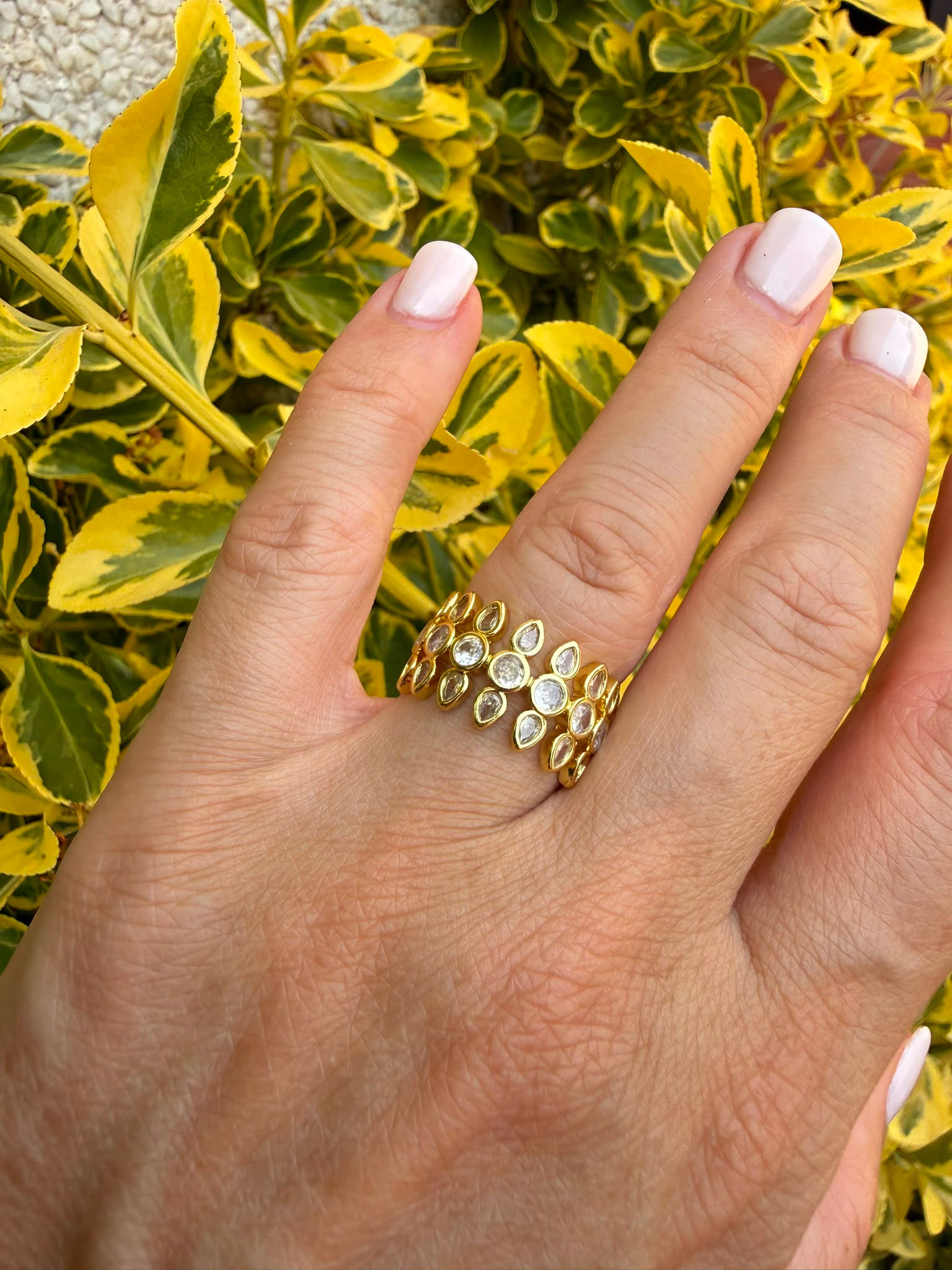 Anillo abierto con circonitas