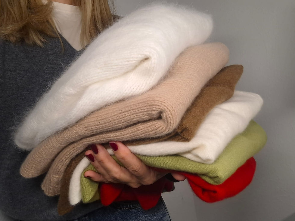 Jersey de invierno en tonos neutros y cálidos apilados para un look cozy