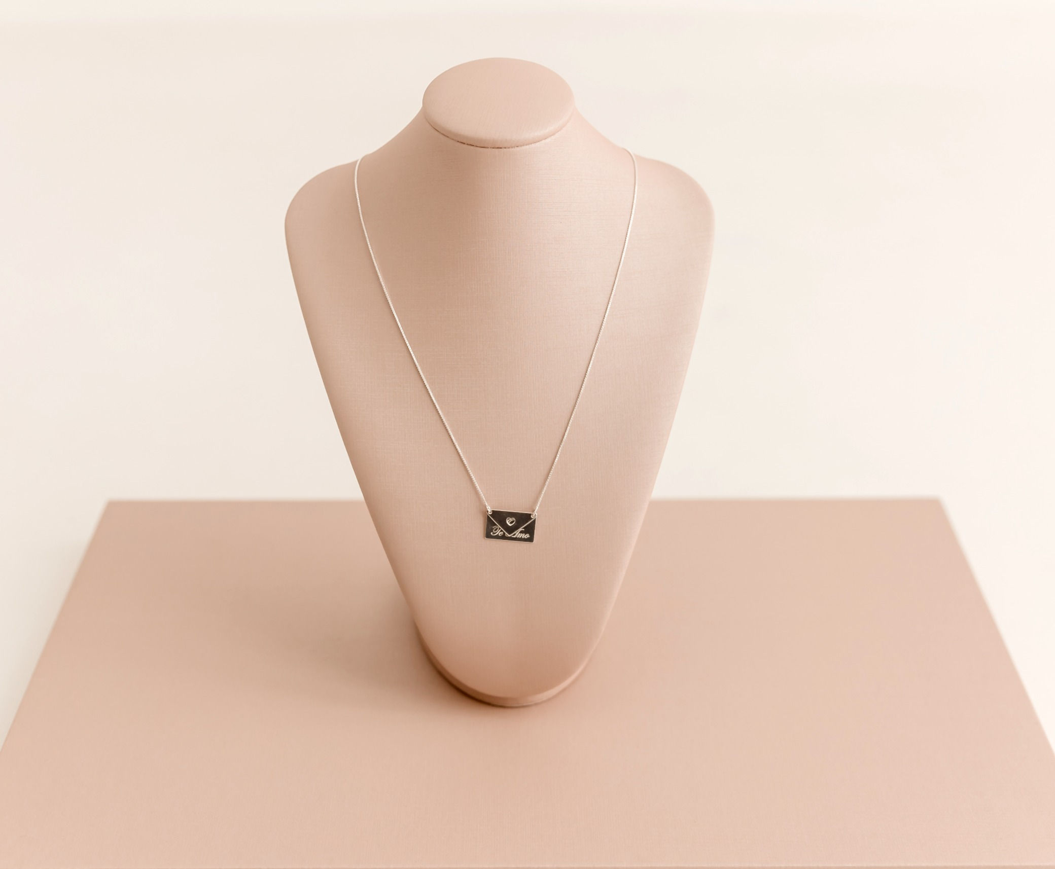 Colar c/ pingente Carta Te Amo