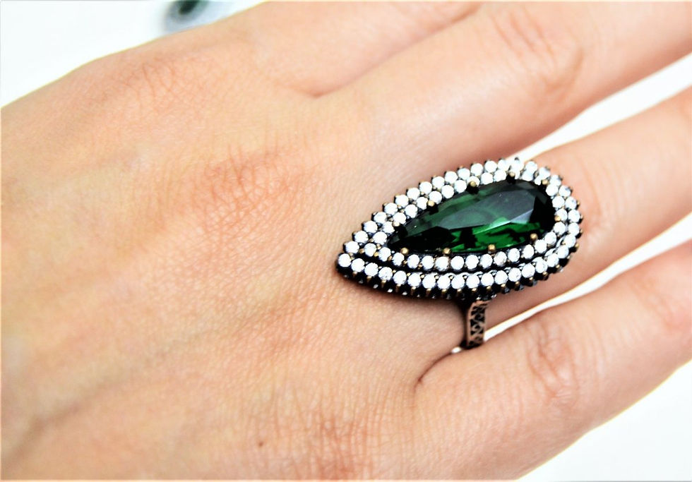 Küçük resim: Yeşim Taşlı Yüzük, Küpe ve Kolyeden Oluşan Takı Seti