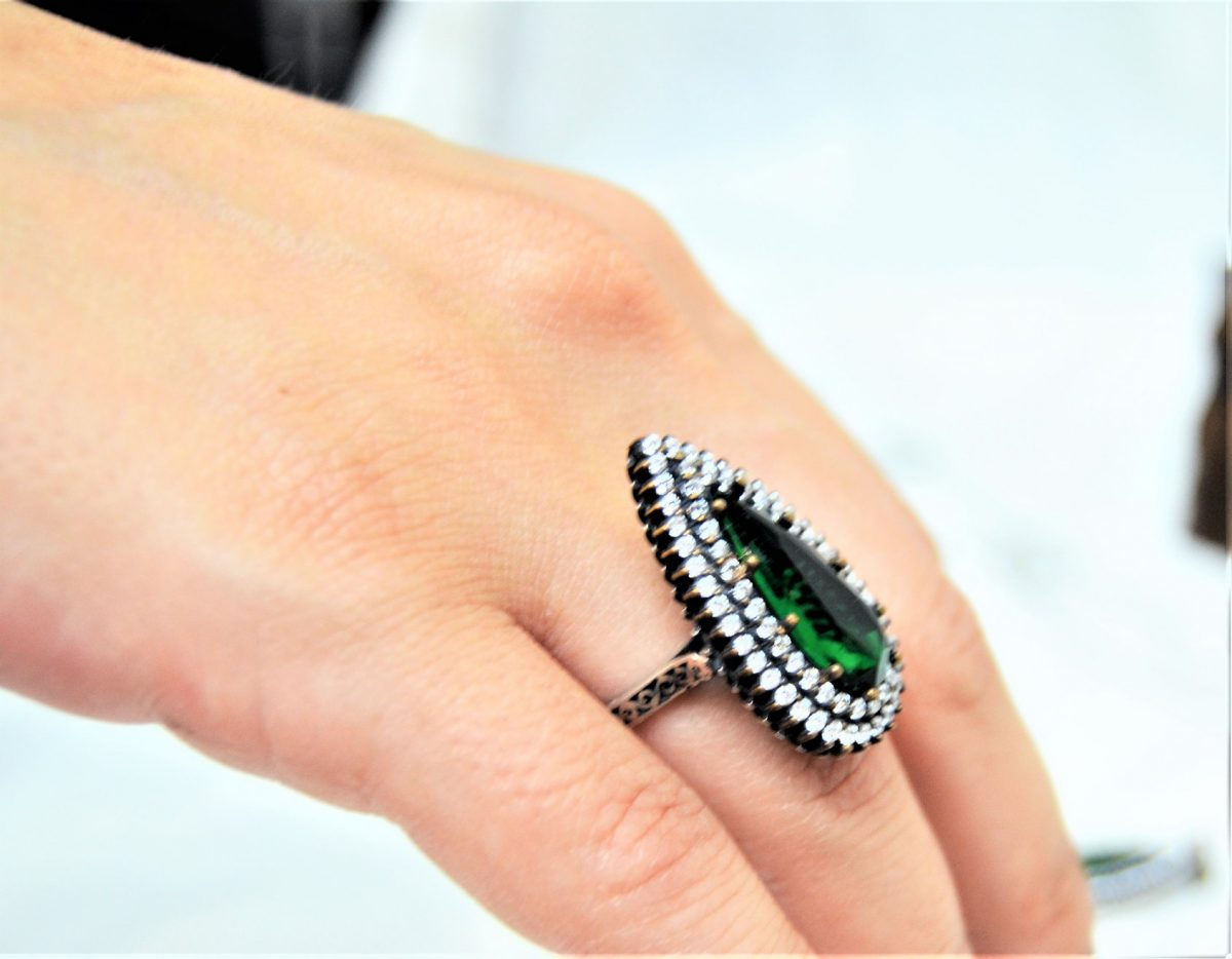 Yeşim Taşlı Yüzük, Küpe ve Kolyeden Oluşan Takı Seti