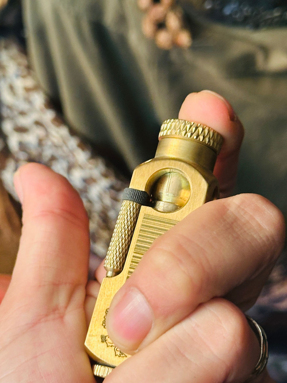 Küçük resim: ✨ Özel Tasarım Reprodüksiyon Marlboro Katı Pirinç Benzinli Çakmak ✨