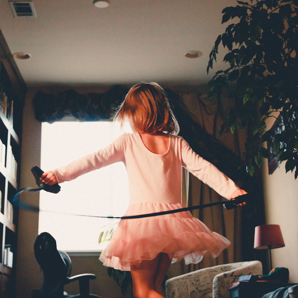 meisje in balletkleed met springtouw