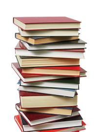 Pilha alta de livros variados com capas de cores diferentes, empilhados de forma desordenada sobre uma sobra preta